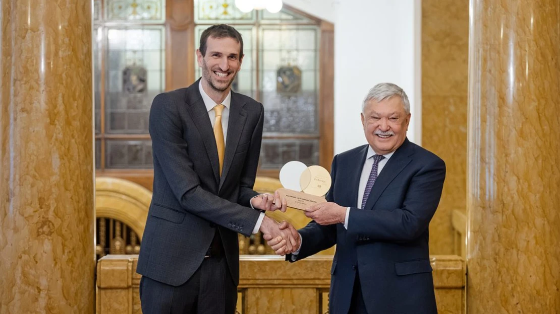 Több évtizede ő az ország bankára, most őt és a bankját is díjazták