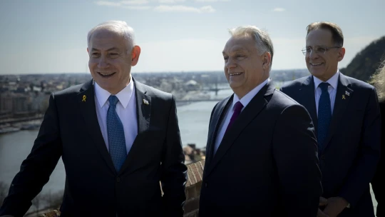 Háborús bűnök gyanúja miatt körözött politikus jön újra Magyarországra