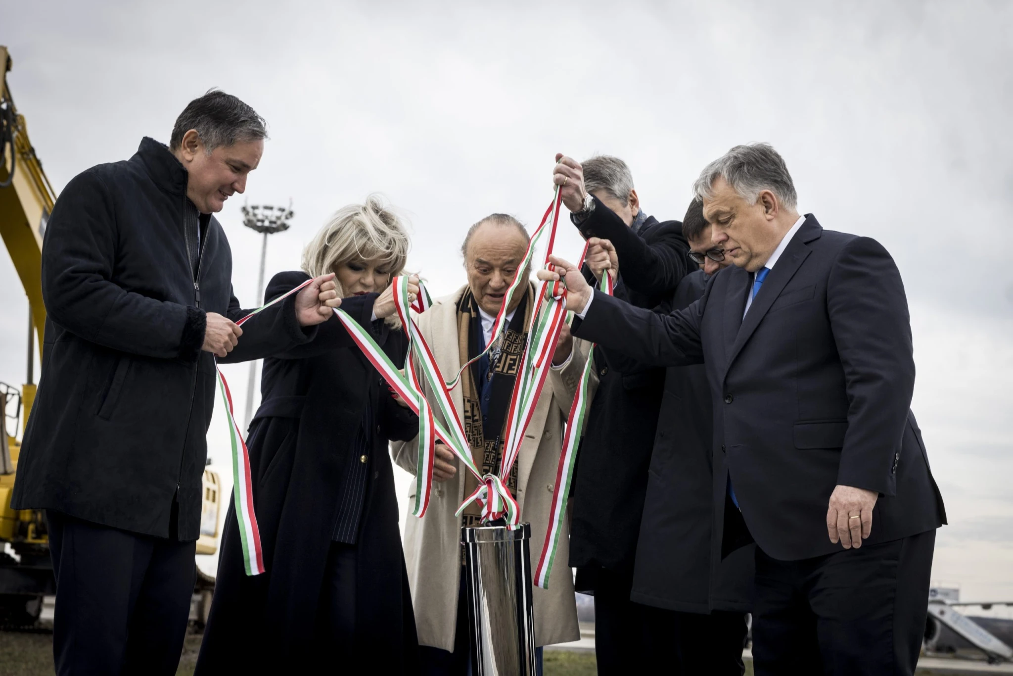 Kitalálod, kinek a társaságában tette le Orbán Viktor az egymilliárd eurós új reptéri terminál alapkövét?