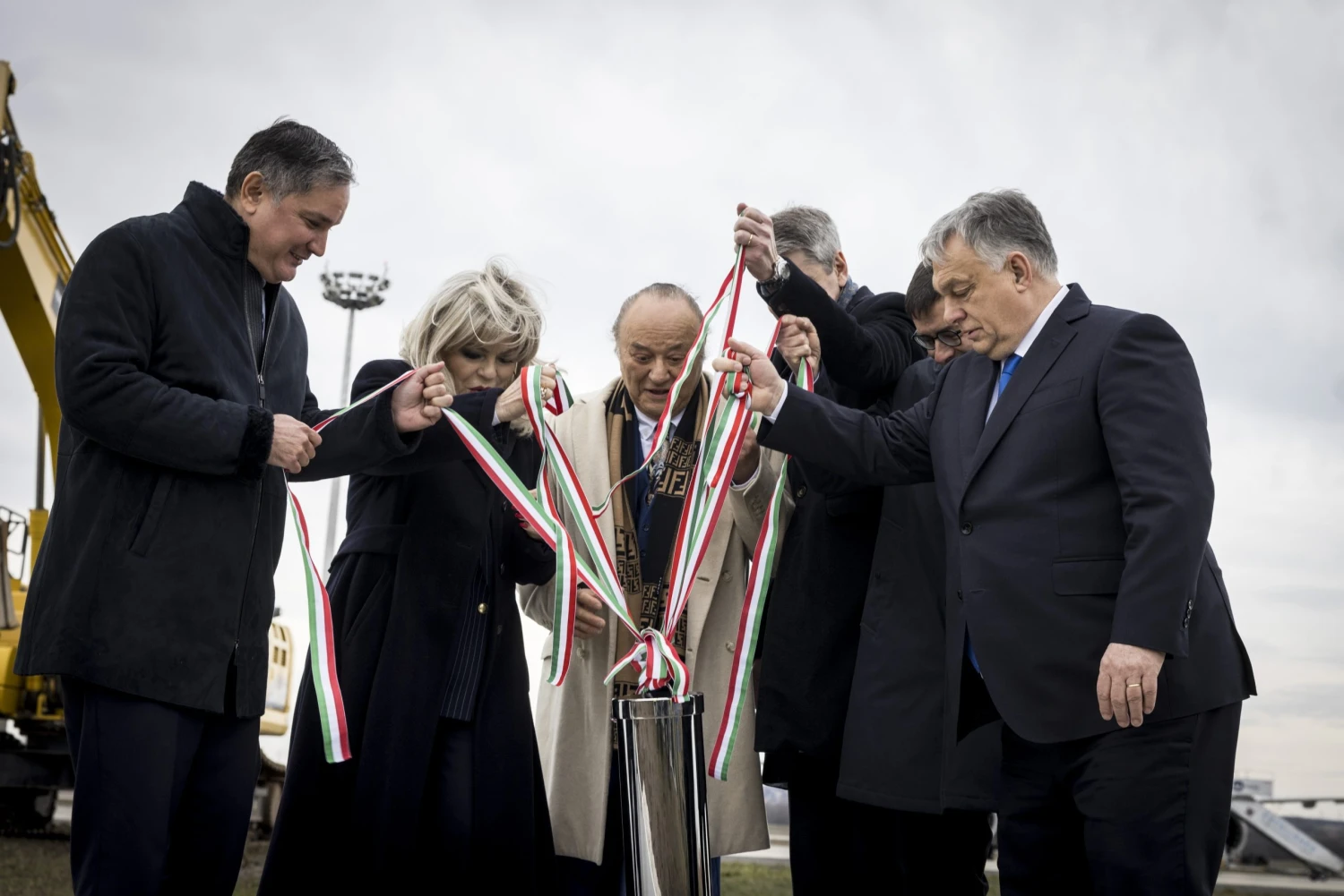 Kitalálod, kinek a társaságában tette le Orbán Viktor az egymilliárd eurós új reptéri terminál alapkövét?