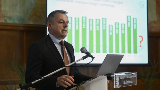 Leszedette a rektor az EU-s zászlókat egy magyar egyetemen