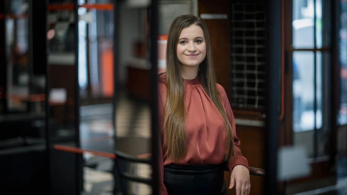 Erőt kovácsolt abból is, hogy elvesztették az otthonukat. Ma 31 évesen ő az IKEA legmagasabb nemzetközi pozícióban lévő magyar vezetője