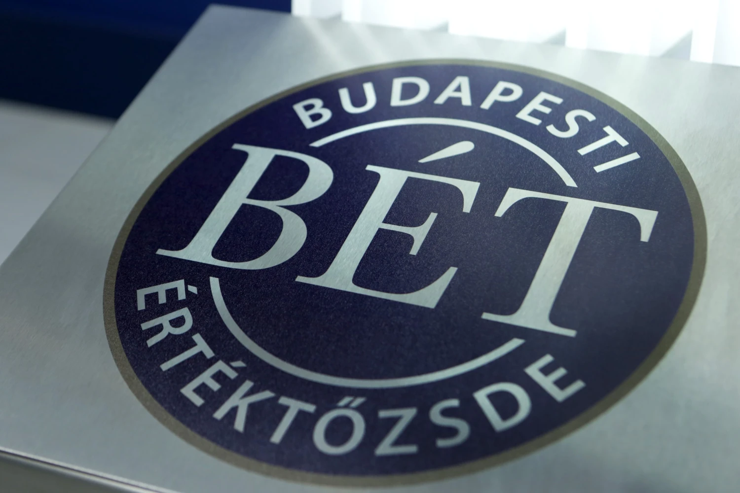 Megzuhant a forint és a magyar részvények, rég láttunk ilyen pánikot a piacon