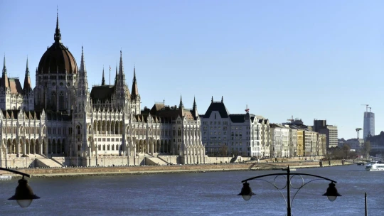 A háborús vészhelyzetet kihasználva véreztetheti ki a kormány az önkormányzatokat