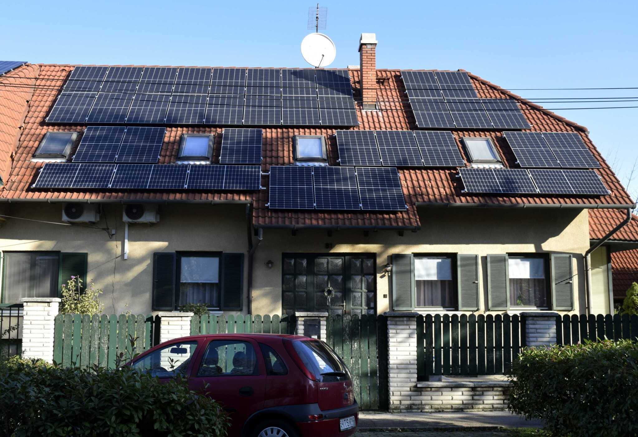 Az ember kifizet napelemes rendszerre ötmilliót, és az addig 50 ezres villanyszámlájából 400 ezer lesz