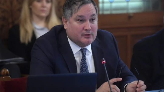 Nagy Márton testvére sejlik fel az Iparkamara új székháza körüli üzlet mögött