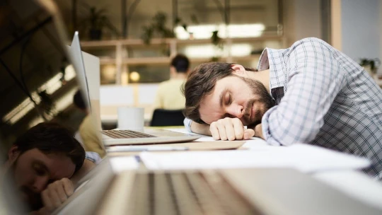 Járvány terjed a cégekben, 10 billió dollárt nyernénk, ha legyűrnénk, nemcsak a dolgozót érinti, de a főnököt is