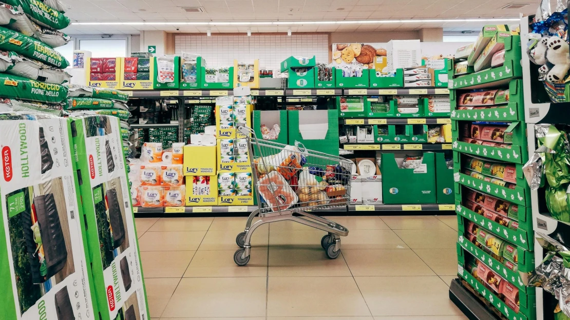 Pénzt osztott a kormány, mégsem költünk annyit a boltokban, inkább megtakarítunk és külföldről rendelünk