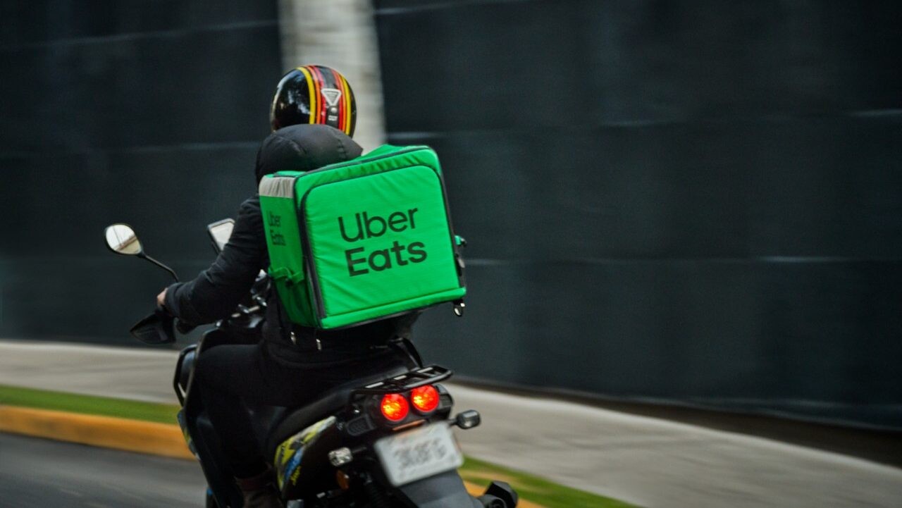 Taxi, ebéd, futár egyetlen appban? Erre lehet számítani azután, hogy az Uber felfalta a Foodorát