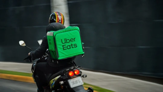 Itt az Uber ételfutárjának válasza a magyarországi indulásra