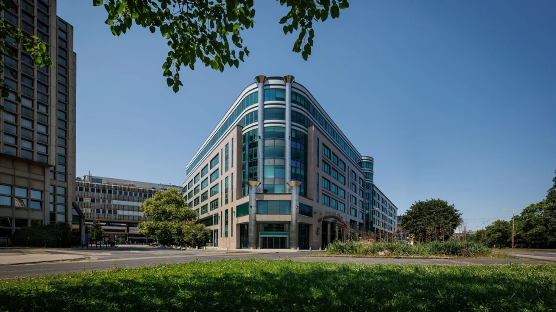 Egészen szürreális, ami a kormányközeli cégek részvényeivel történik: rongybabaként rángatják őket a befektetők, de érdemes megnézni a teljes képet