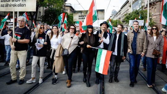 Egy munkaszerződés szerint Tóth Gabi havi több mint egymilliót kap a Fidesz-frakciótól, de nem a fellépései miatt