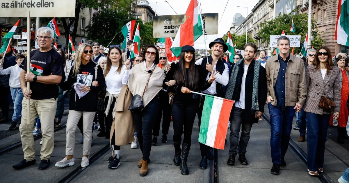 Egy munkaszerződés szerint Tóth Gabi havi több mint egymilliót kap a Fidesz-frakciótól, de nem a fellépései miatt