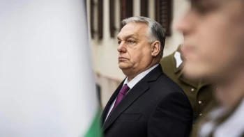 Bloomberg: Orbán magára kisegérként, Putyinra oroszlánként hivatkozott egy telefonbeszélgetés során, amiben messzemenő támogatásáról biztosította az orosz elnököt