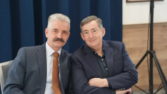 Tombol a kampány: 130 millió forintot osztott szét Mészáros Lőrinc, majd jött a közös fotó a helyi fideszes képviselővel