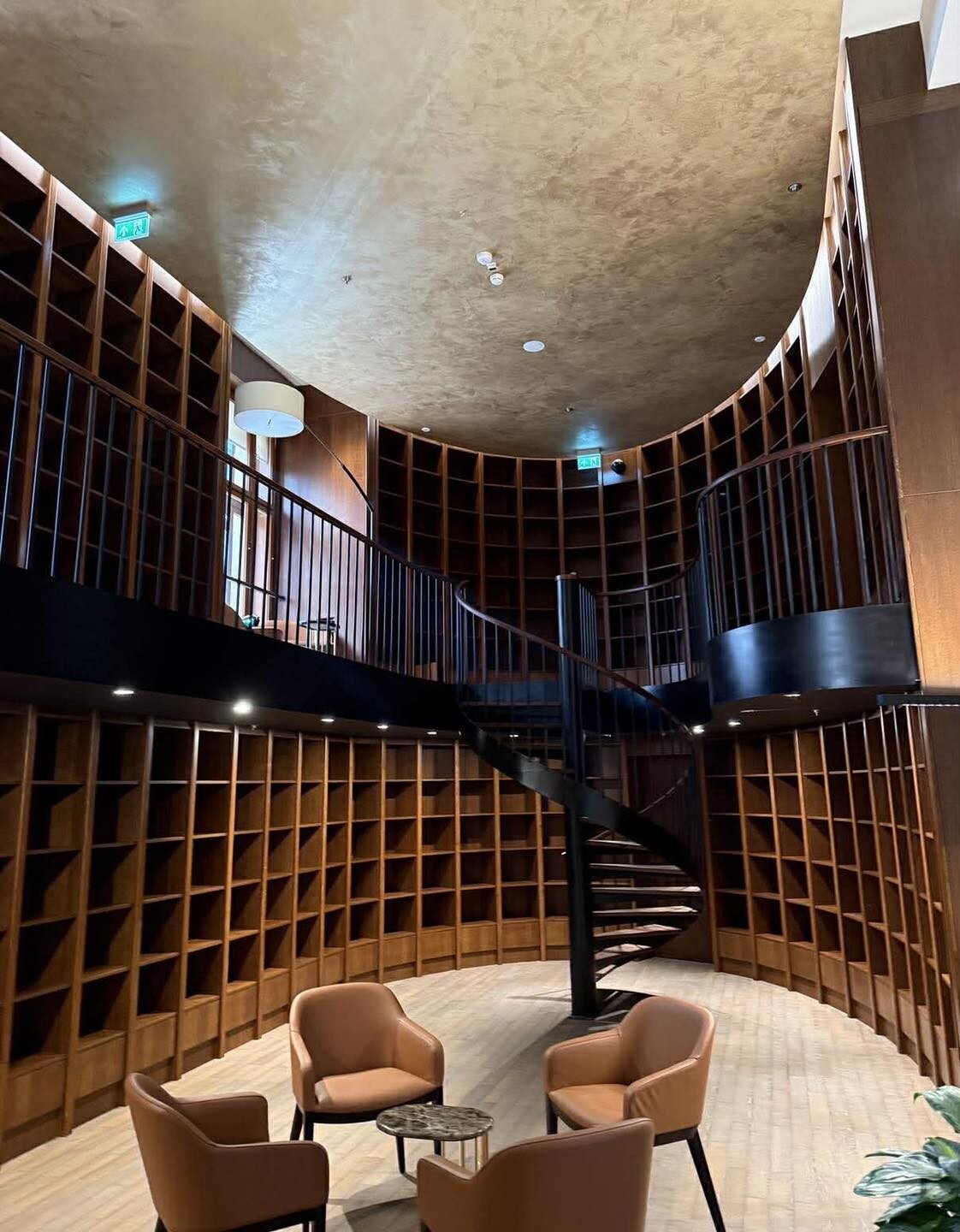 Családi ház árát költötték a jegybank egy-egy szobájára