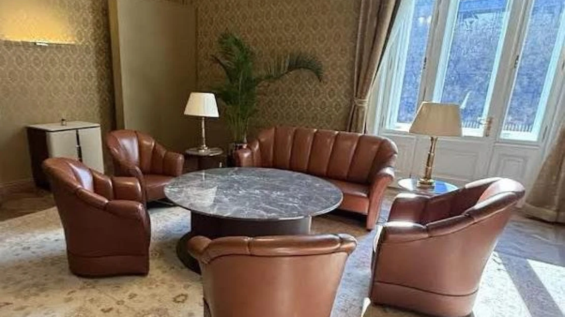 A jegybank luxusmosdója után fotókon a szivarszoba és a könyvtár