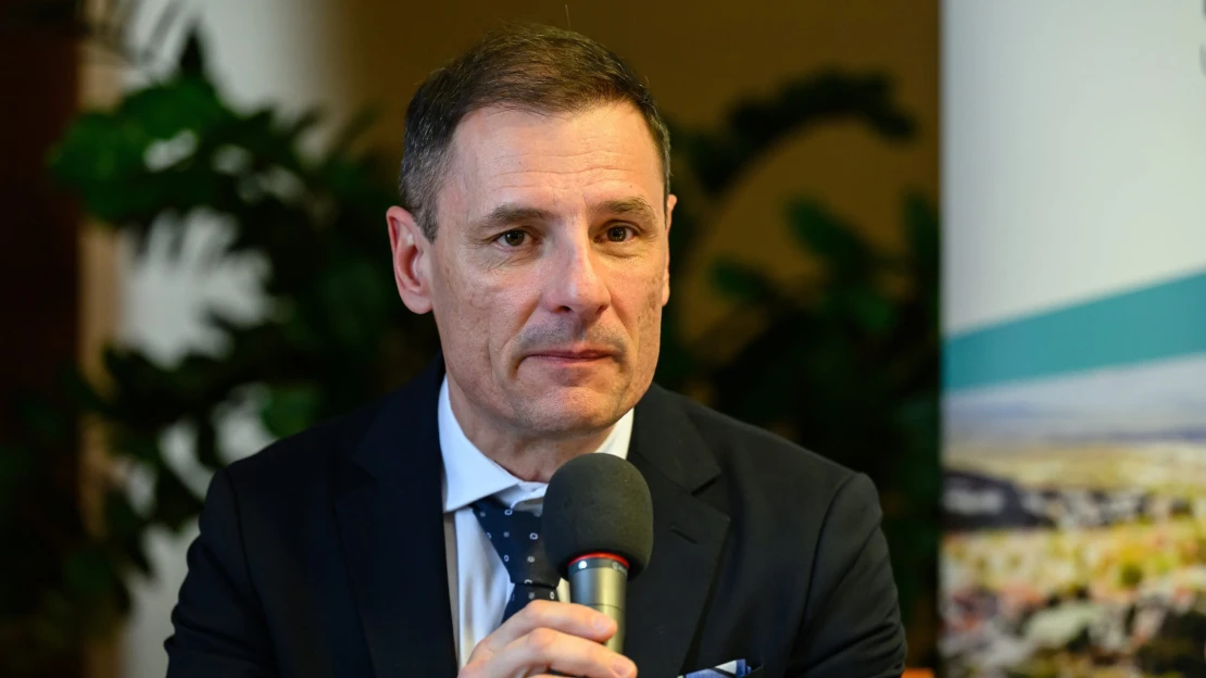 A miniszter gondolt egyet, és megtriplázta a pénzértékét egy díjnak, melyet másnap a bizalmasa kapott