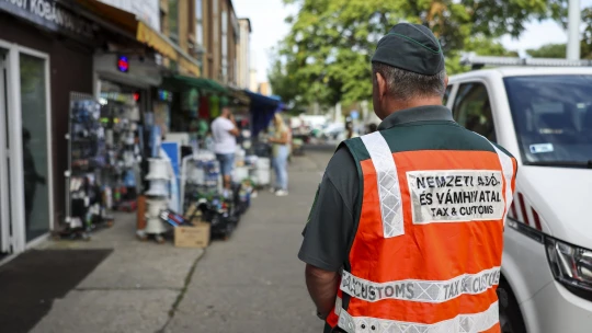 Pénzmosás gyanúja miatt állított elő ukránokat a NAV, Kijev szerint „túszul ejtették” őket