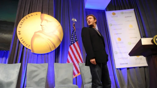 Zuckerberg megígérte, hogy útjába állnak ezeknek a hirdetéseknek. Most kiderült, hogy csak egy héten ezerszer buktak el