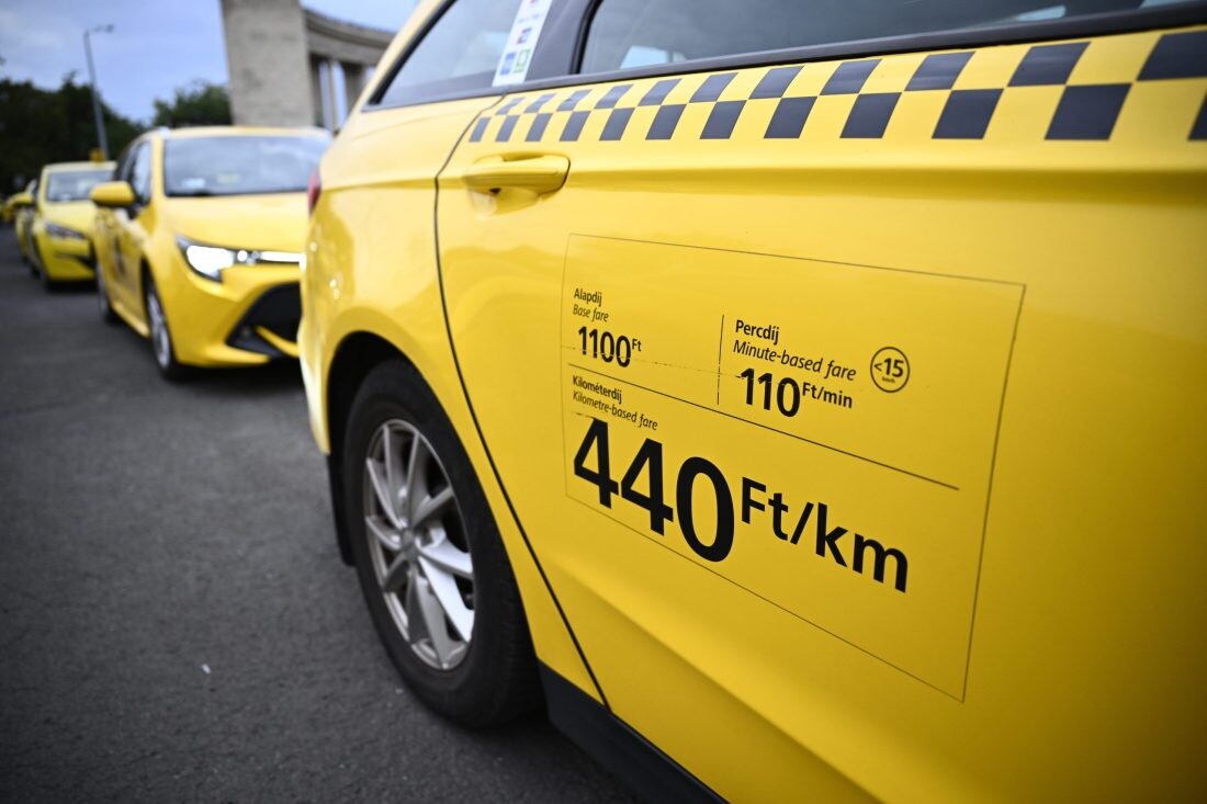Hétből egy taxis megbukott az ellenőrzésen, egy sofőrt el is fogtak a rendőrök