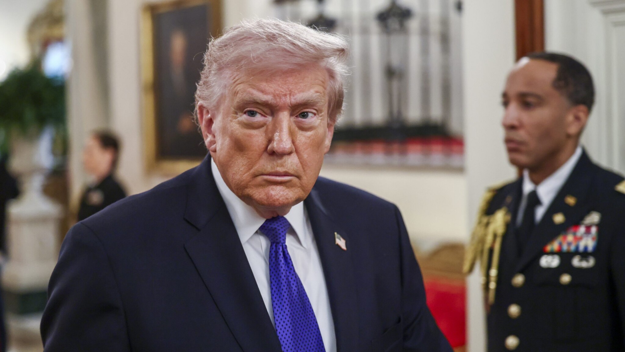 „Rossz emberek, ne álljunk szóba velük!” Trump a NATO-csúcson rendelte el, hogy vágják el a kereskedést egy szövetséges országgal