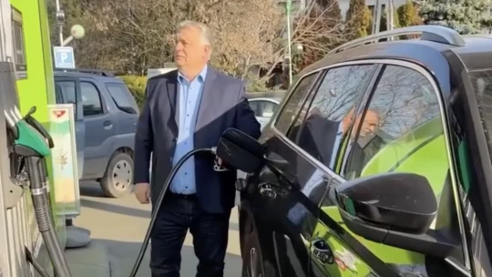 Folytatódik a kapkodás a védett üzemanyagárakkal, Orbán újabb szabályokat hozott