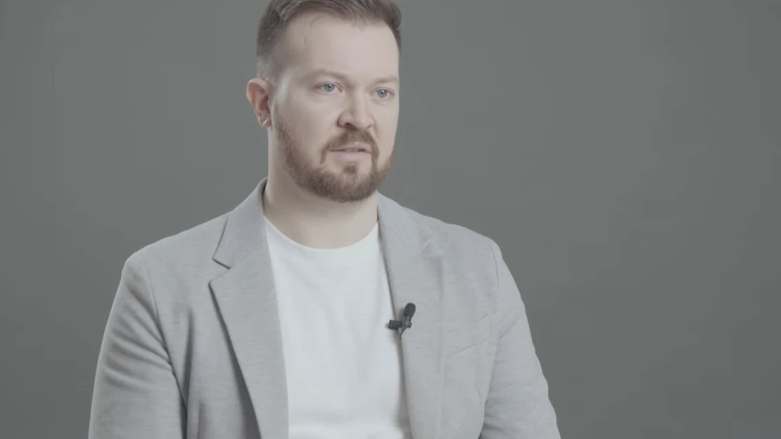 Lassan félmillió eurónál tart a gyűjtés a titkosszolgálati akcióról kitálalt Szabó Bencének