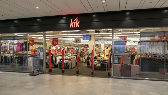 Több száz üzletét bezárja az európai diszkontóriás, megtudtuk, mi a magyar piac sorsa