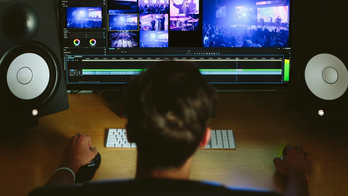 A YouTube titkos munkásai: tinik, akik akár évi 30 millió forintot is megkeresnek a szobájukból