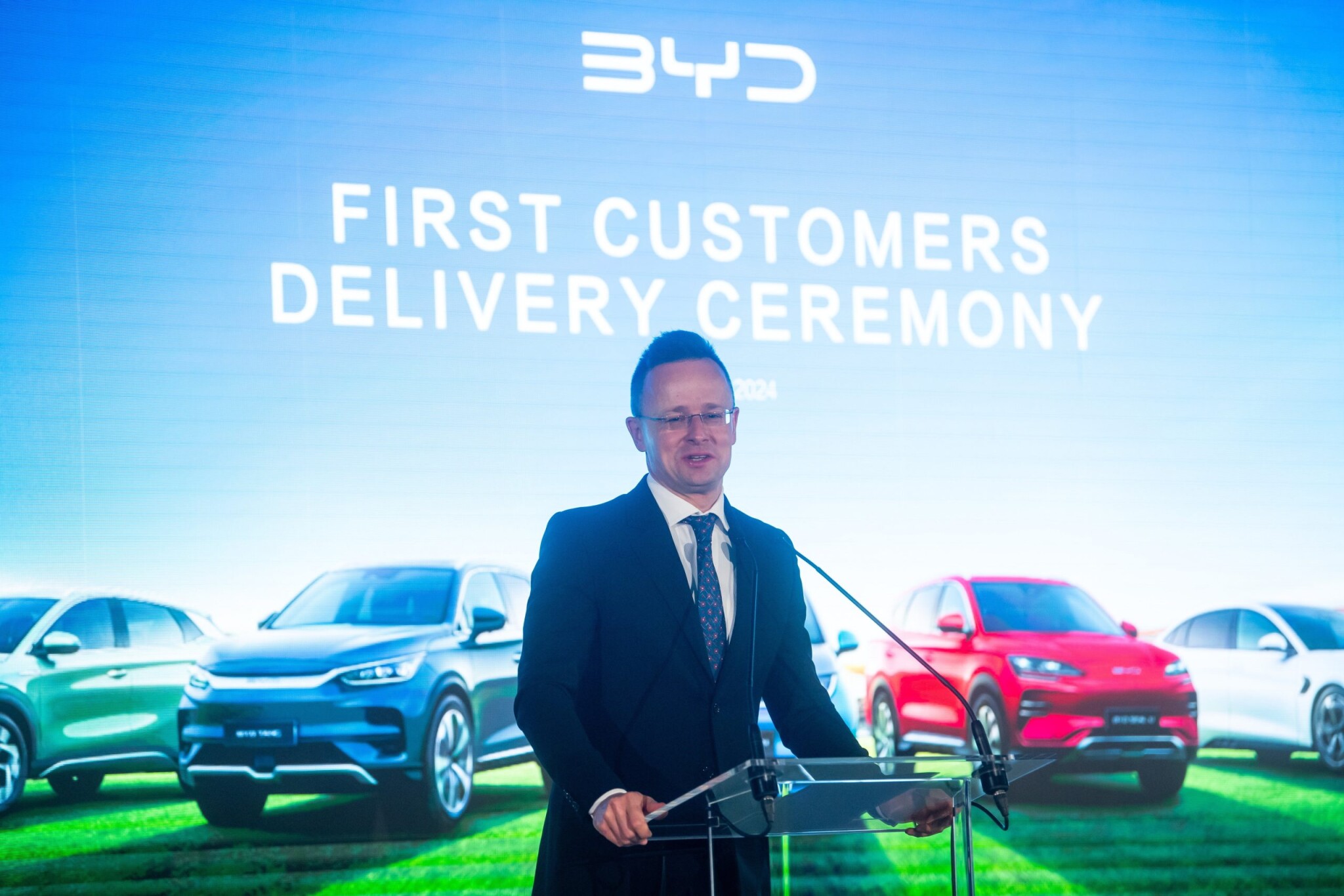 Kiderült, mennyi közpénzt kapott a BYD, mielőtt felvette Szijjártó Pétert
