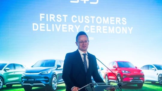 Kiderült, mennyi közpénzt kapott a BYD, mielőtt felvette Szijjártó Pétert