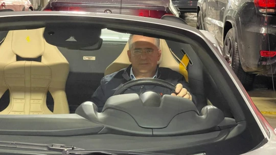 Ferrariban fotózták Kósa Lajost, tippelj, kié a luxusautó
