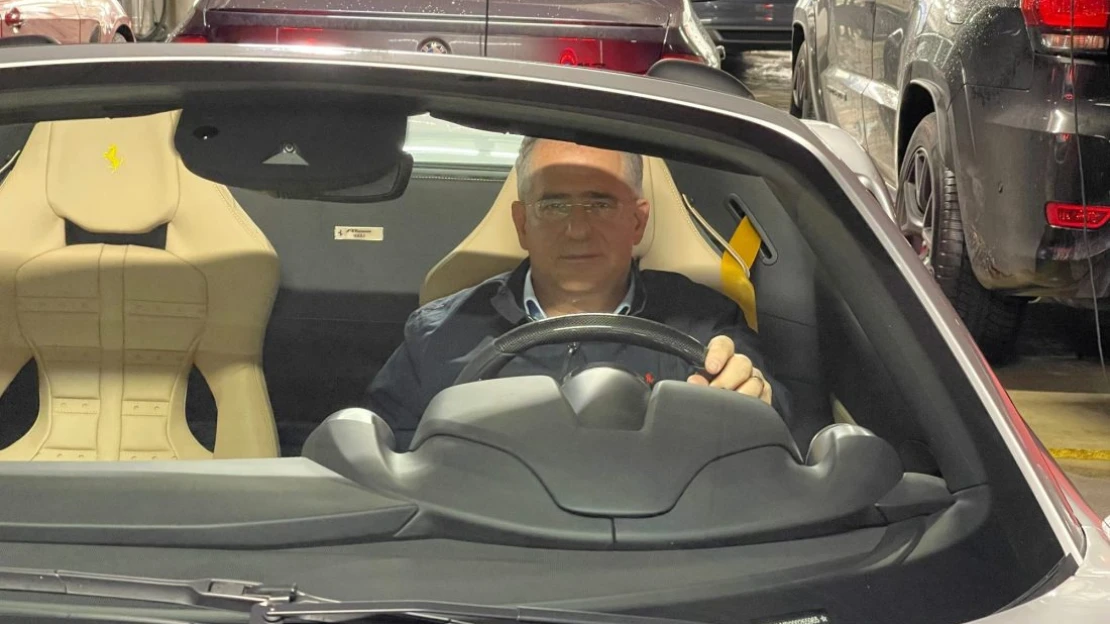 Ferrariban fotózták Kósa Lajost, tippelj, kié a luxusautó