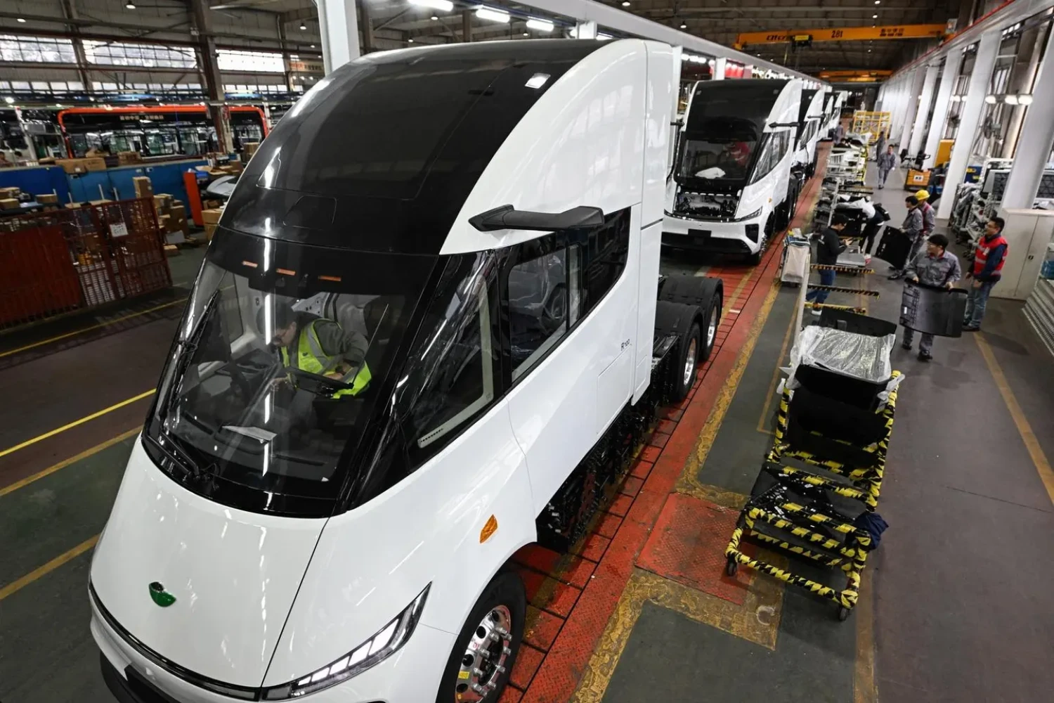 Egy kínai cég lemásolta a Tesla nagy reménységét, és még Trump vámjain is csak röhög