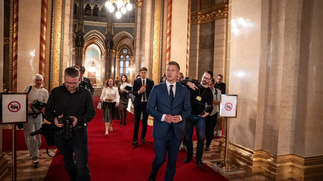 BBC: digitalizált dokumentumokkal keresik hivatalokból a Tisza Párt kegyeit