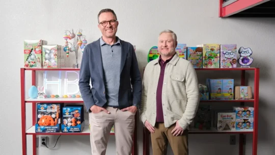 Elegük lett a tojásfestés utáni rendetlenségből, ezért feltalálták saját tojásdíszítő kütyüjüket, és milliomosok lettek