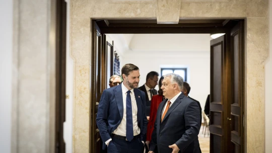 Forgalmi káosz: meghosszabbítja budapesti útját az amerikai alelnök – mutatjuk, hol lesznek még útlezárások