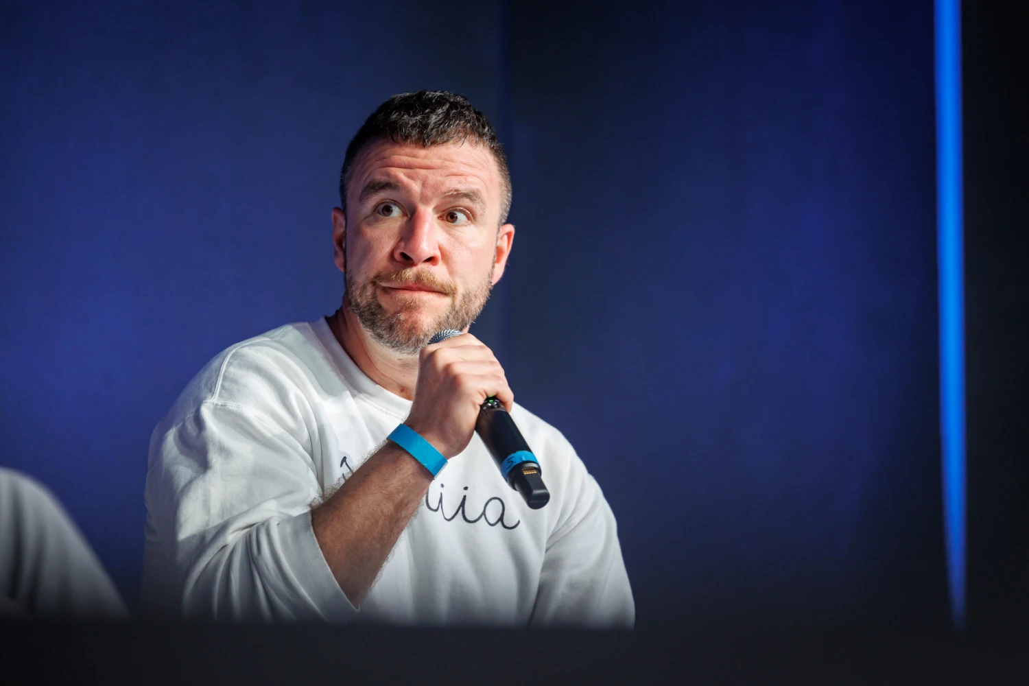 „Kifigurázzuk a bukott rendszert és nevetünk rajta, de a bűnöket nem felejthetjük el. Én nem felejtem el, amit ez a rendszer velem és a csalódámmal tett„ – mondta a színész.