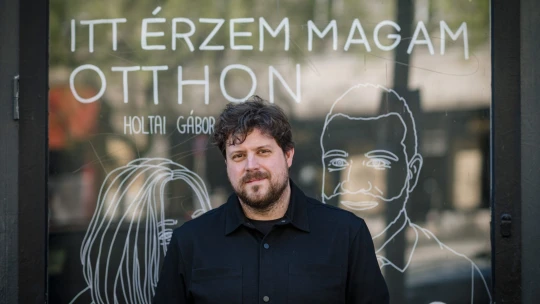 Ha elkezded felfejteni valakinek, hogy az utóbbi tizenhat évben talán rosszul vélekedett valamiről, el sem jut odáig, hogy elgondolkodna, ellenkezni fog. Pedig azt is mondhatnád neki: nézd meg, milyen világot teremtettél a gyerekeidnek!