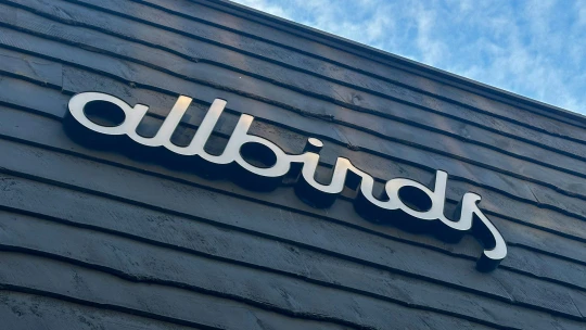 Kimászott a sírból a híres cipőgyártó, AI-szerverfarmként tér vissza, tízszeresére nőtt az értéke