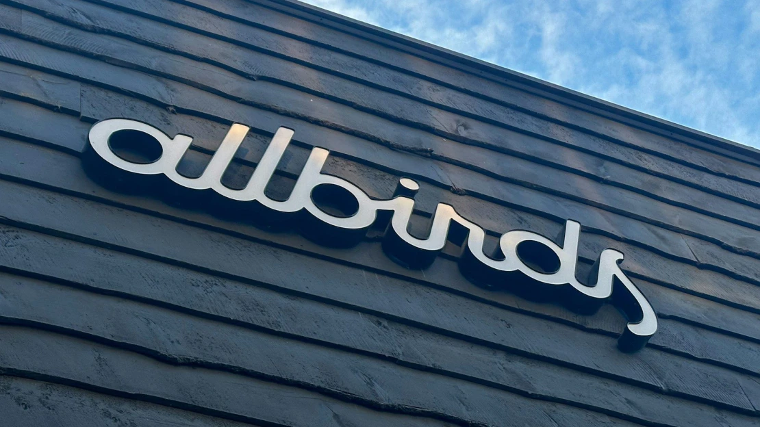 Kimászott a sírból a híres cipőgyártó, AI-szerverfarmként tér vissza, tízszeresére nőtt az értéke