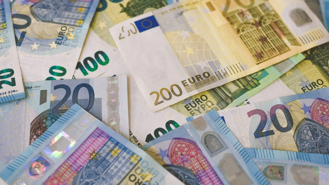 Tippelj, mennyivel érhet többet euróban a fizetésünk a kormányváltás óta, és hogy kik örülnek ennek a legkevésbé