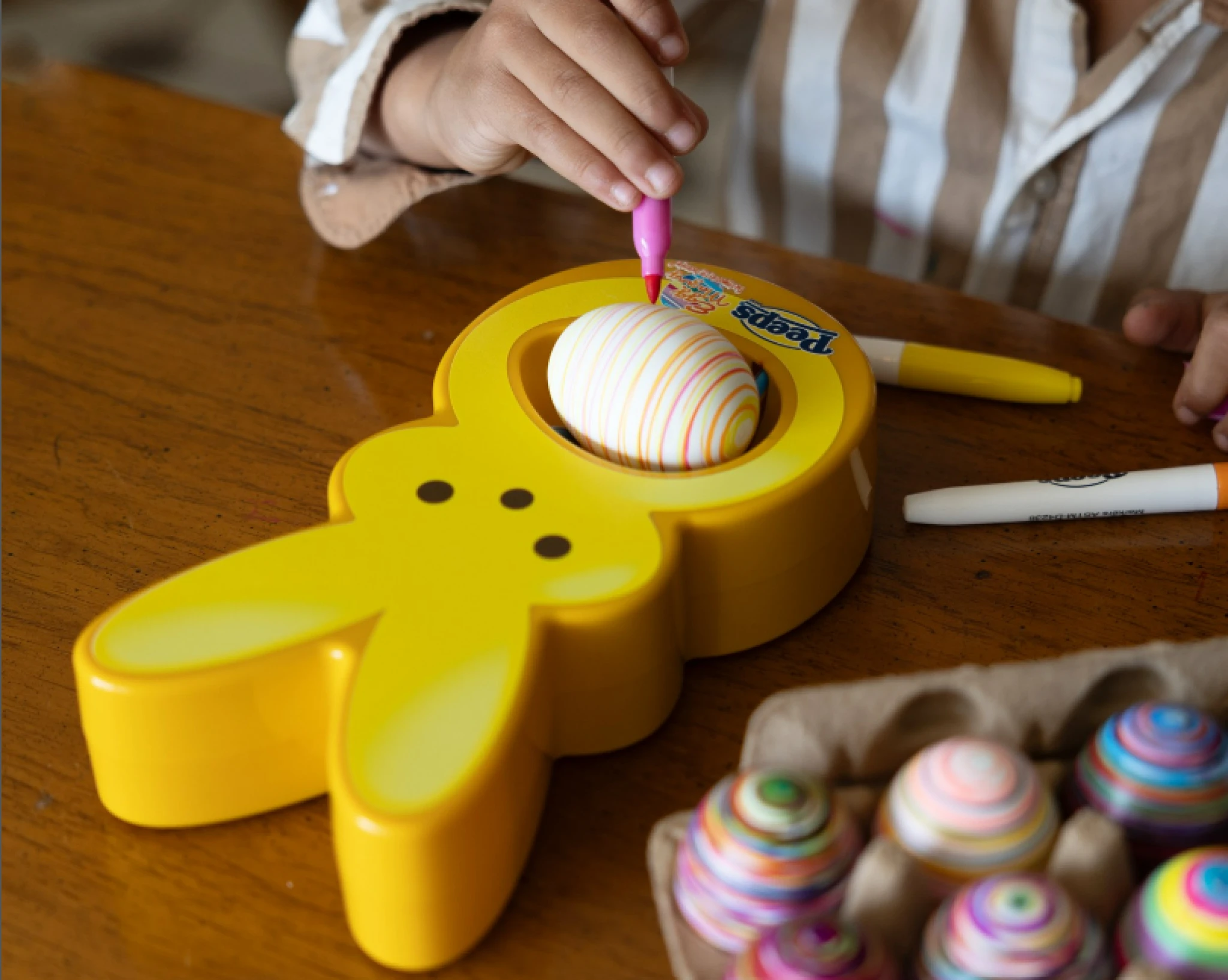 Elegük lett a tojásfestés utáni rendetlenségből, ezért feltalálták saját tojásdíszítő kütyüjüket, és milliomosok lettek