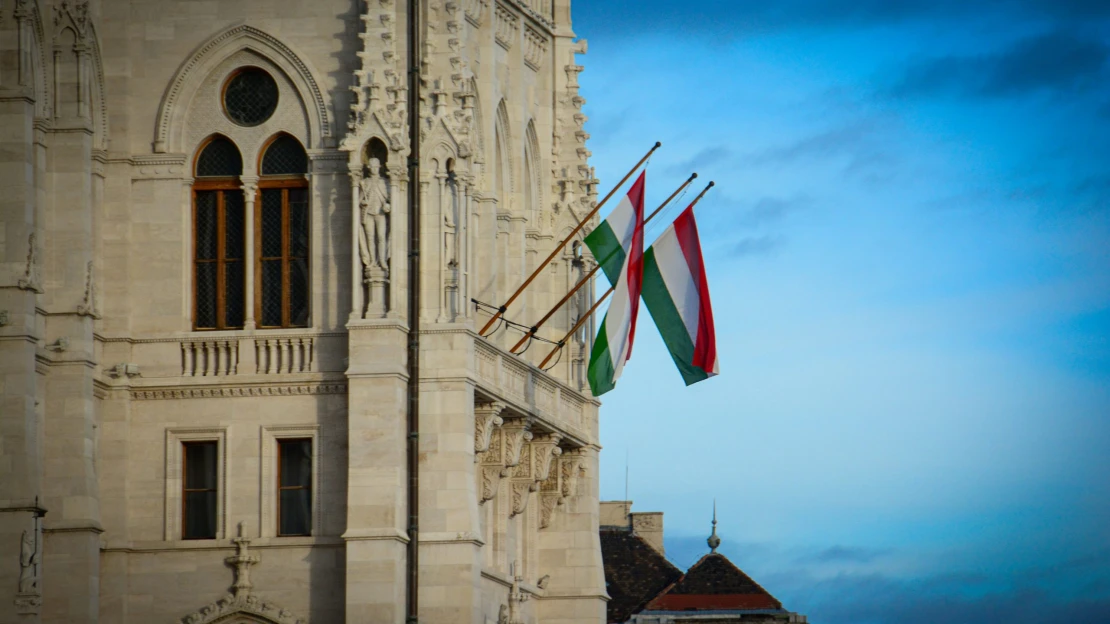 Elképesztő optimizmussal megy bele a magyar tőkepiac a választásba: száguld a forint, a részvénypiac és a kötvények is