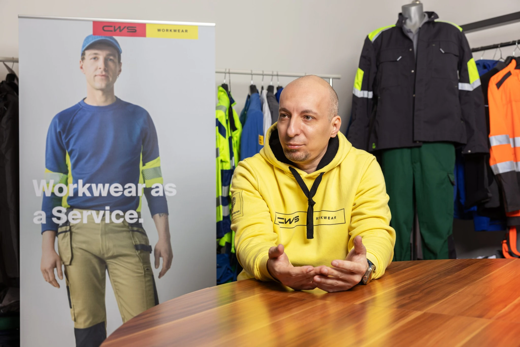 Miért nem vesznek többé munkaruhát a cégek? A bértextília mögötti üzleti logika