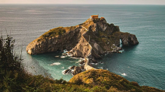 Zöldellő hegyek, vad tengerpartok és a város, ahol egy múzeum mindent megváltoztatott