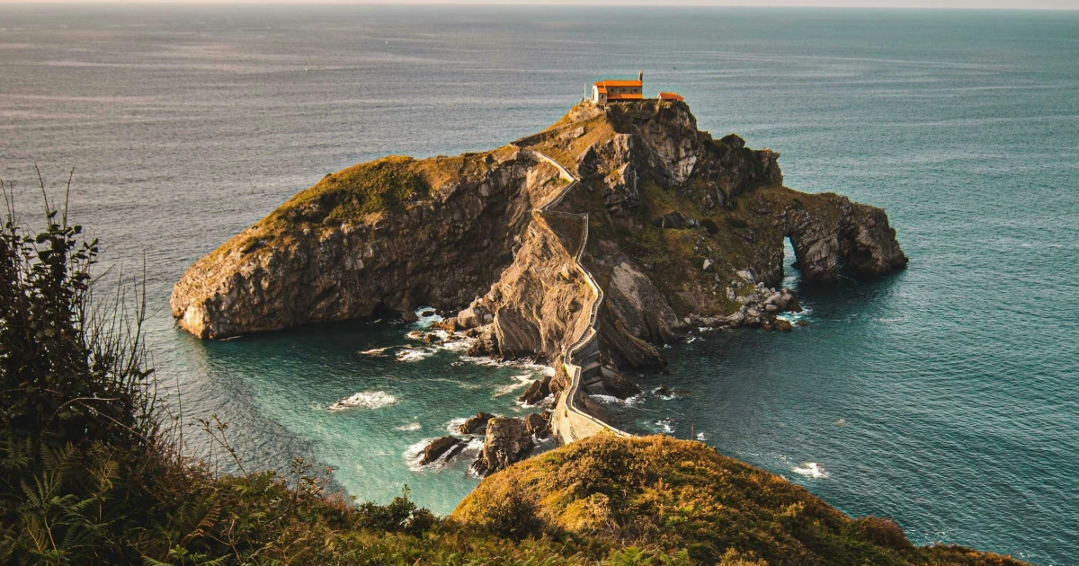 Zöldellő hegyek, vad tengerpartok és a város, ahol egy múzeum mindent megváltoztatott