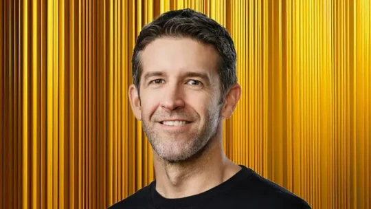 Megnevezte az Apple, ki lesz Tim Cook utódja