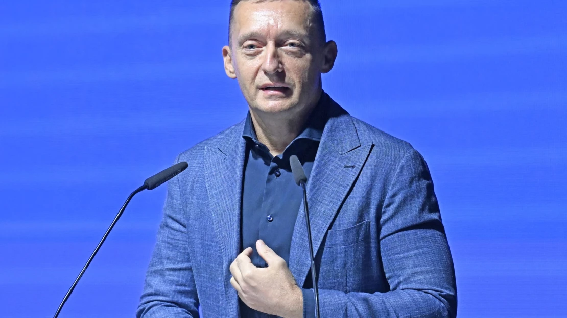 Milliárdok mentek el a választások előtt – Rogán minisztériuma bőkezűen osztott